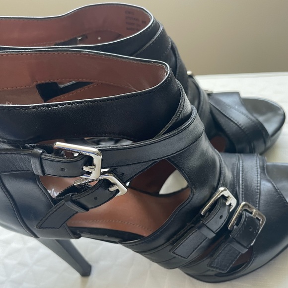 Shoes - Women’s Calvin Klein Heels Size 8 black $25 excellent condition